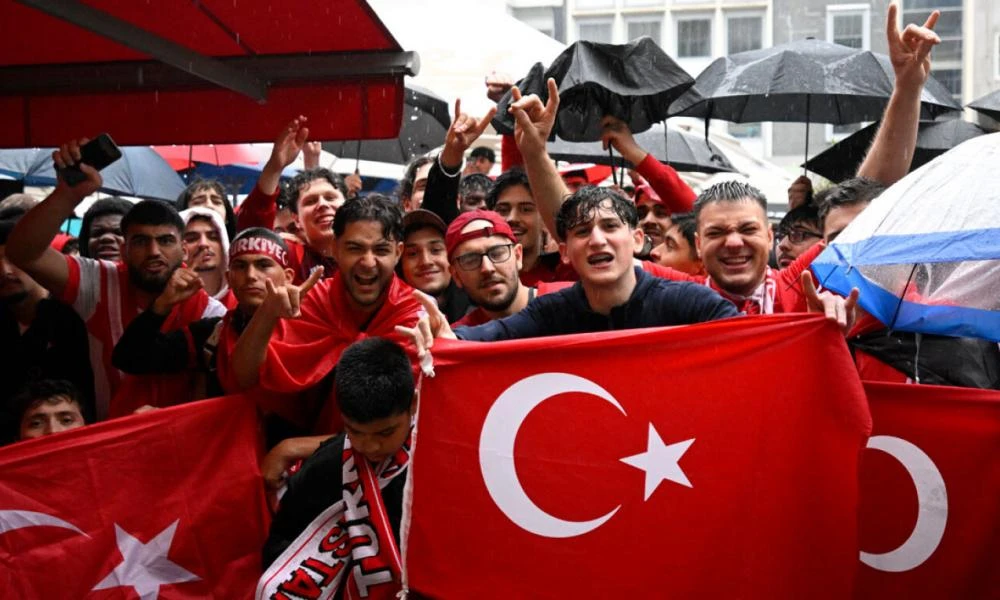 DW: Οι Γκρίζοι Λύκοι παίζουν... μπάλα και στη Γερμανία με αφορμή το EURO 2024